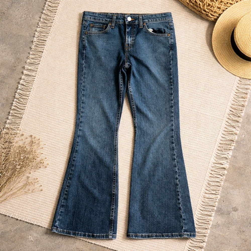 Women's Levi's 519 Low Flare Jeans, Size 5 Short, 28W 29.5L 
Get a great deal on - Picture 3 of 11